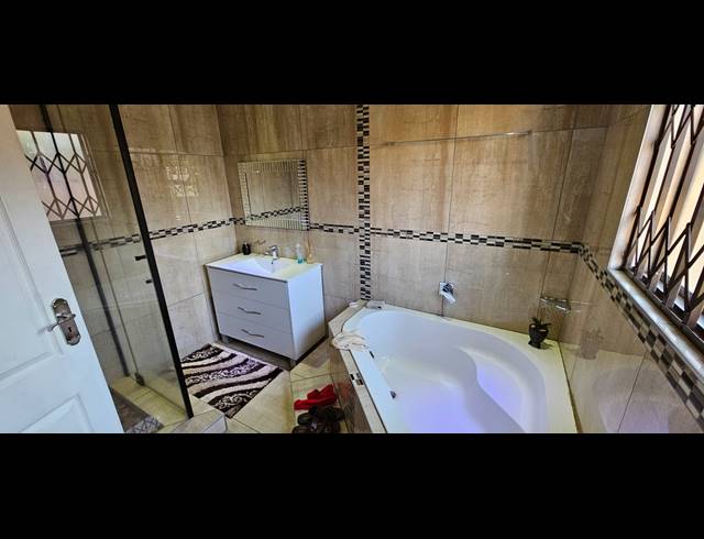5 BEDROOM HOUSE FOR SALE IN SERALA VIEW